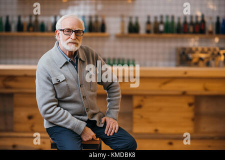 Älterer Mann an der Bar Stockfoto