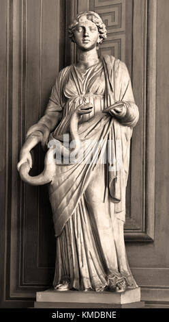 Hygiea römische Statue in der Palatina Galerie - Galleria Palatina - Palazzo Pitti Renaissance, ein Palast in Florenz, Italien. (Hygieia (hygiea oder Hygeia) war eine der Aeclepiadae; die Söhne und Töchter Gottes, der Medizin, Asklepios, und die Göttin der Heilung, Epione. Sie war die Göttin - personifikation der Gesundheit Sauberkeit und Hygiene. Griechisch-römische Mythologie) Stockfoto