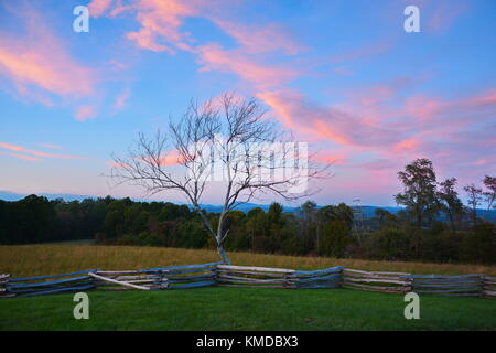 Eine dramatische und bunten Sonnenuntergang auf groundhog Berg auf dem Blue Ridge Parkway in Virginia. Stockfoto