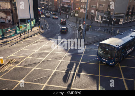 BIRMINGHAM, Großbritannien - 01 Dezember, 2017: Erhöhte Blick auf viel befahrenen Kreuzung, die mit dem Übertragen von City Bus Stockfoto