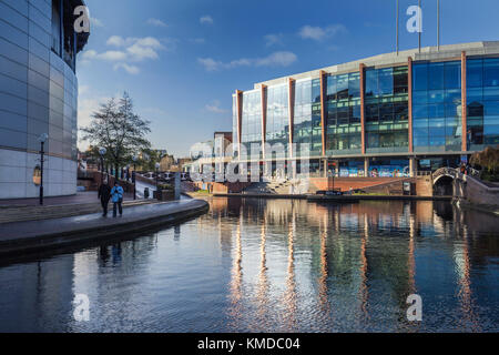 Birmingham City Centre Gebäude auf der Oberfläche des Kanals wider Stockfoto