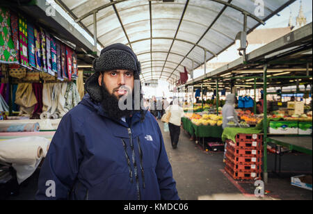 BIRMINGHAM, Großbritannien - 01 Dezember, 2017: Portrait von asiatischen Stall Markt Verkäufer in der Stierkampfarena Markt Stockfoto