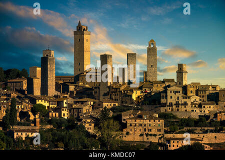 Mittelalterliche Stadt San Gimignano Türme Skyline und die Landschaft Landschaft Panorama bei Sonnenaufgang. Toskana, Italien, Europa. Stockfoto