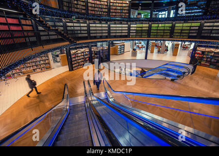 BIRMINGHAM, Großbritannien - 01 Dezember, 2017: Modernes Design der Öffentlichen Bibliothek Stockfoto