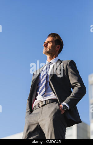 Portrait eines älteren Geschäftsmann vor blauem Himmel Stockfoto