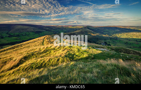 Blick von Mam Tor Hill über Rushup Edge bei Sonnenuntergang. Peak District National Park in Großbritannien Stockfoto