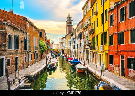 Stadtbild von Venedig, Rio San Barnaba und Fondamenta del squero Wasser Kanal, Campanile Kirche auf Hintergrund, Gebäude und Boote. Italien, Europa. Stockfoto