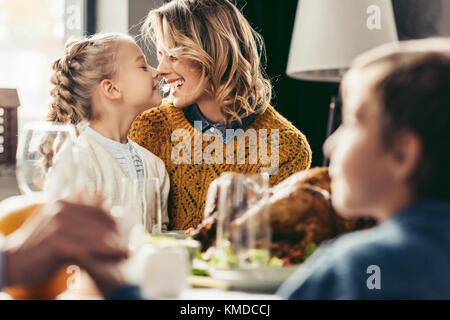 Mutter und Tochter kuscheln im Holiday Tabelle Stockfoto