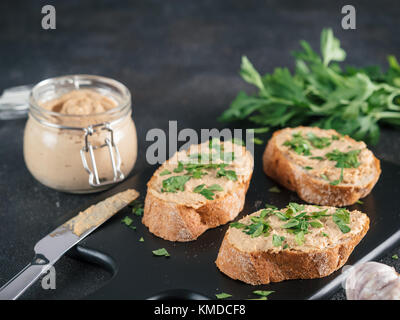 Hausgemachte Türkei Pastete auf Brot Stockfoto