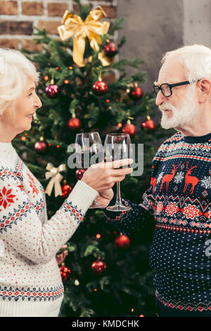 Senior paar Anstoßen auf Weihnachten Stockfoto