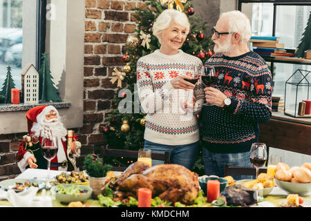 Senior paar Anstoßen auf Weihnachten Stockfoto