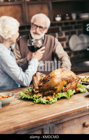 Senior paar Anstoßen auf Thanksgiving Stockfoto