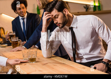 Betrunken Geschäftsmann in bar Stockfoto