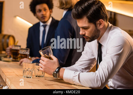 Betrunken Geschäftsmann in bar Stockfoto