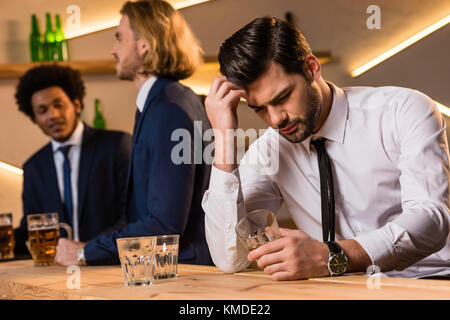 Betrunken Geschäftsmann in bar Stockfoto