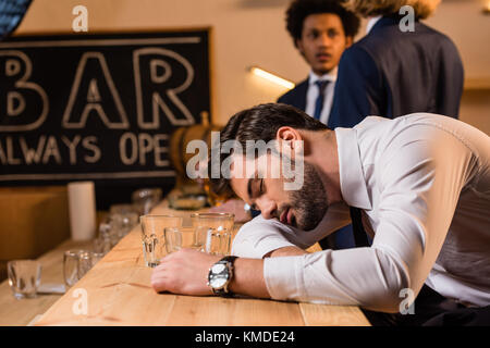 Betrunken Geschäftsmann in bar Stockfoto