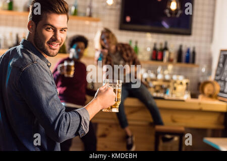 Mann mit Bier in der Bar Stockfoto