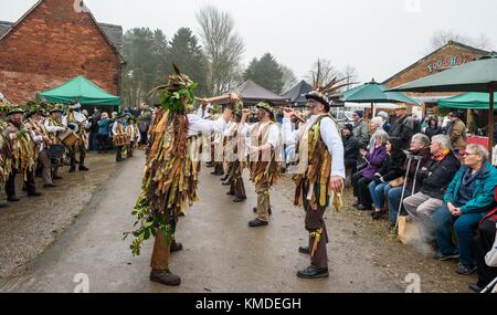 Die Doomsday folk Tänzerinnen zu einem Weihnachten Farmers Market am Ritten Hall, Cheshire, UK. Stockfoto