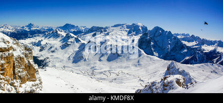 Winter Dolomiten Panorama, Blick vom Piz Boe Pisten in Richtung Mt der Marmolada. Stockfoto