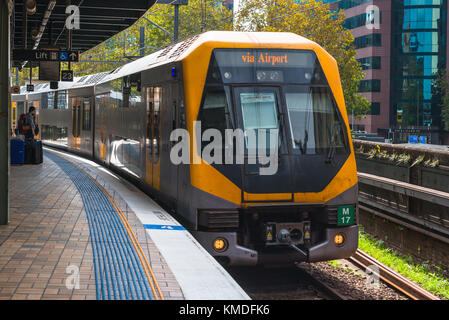 Zug am Hauptbahnhof zum Flughafen, Sydney, New South Wales, Australien vorangegangen anreisen. Stockfoto