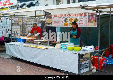 Stall, Gözleme, türkische Pfannkuchen, Albert Cuypmarkt, Street Market, Albert Cuypstraat, De Pijp, Amsterdam, Niederlande Stockfoto