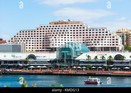 Das Novotel Hotel liegt oberhalb das Harbourside Shopping- und Restaurantkomplex am Darling Harbour, Sydney, New South Wales, Australien. Stockfoto