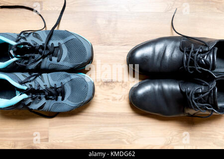 Nach der Arbeit Konzept. Büro Schuhe und Sneakers, bereit, einen Lauf zu nehmen Stockfoto