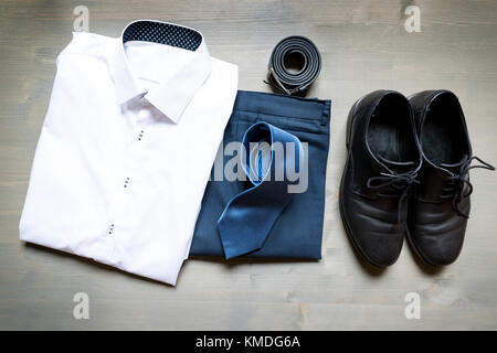 Gefaltete Kleidung der Geschäftsmann und Schuhe. weißes Hemd, blaue Hosen, Leder Gürtel und blauen Riegel Stockfoto