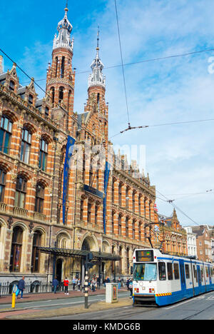 Straßenbahn, in fron zu Magna Plaza, Nieuwezijds Voorburgwal, Amsterdam, Niederlande Stockfoto