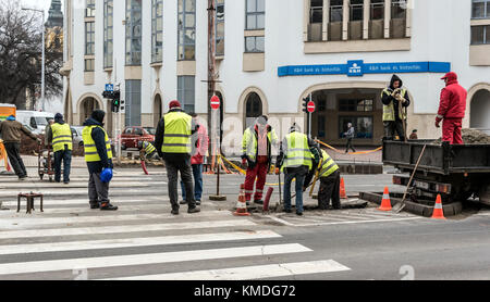 Die Arbeiter auf der Straße Bau, Industrie und Teamarbeit Stockfoto