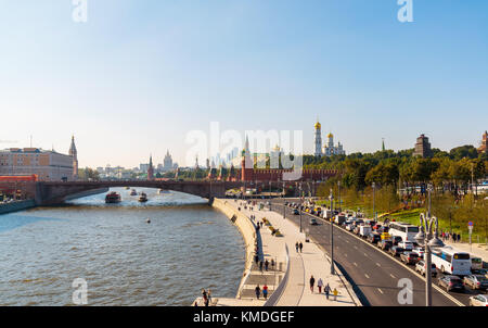 Moskau, Russland - 23. september. 2017. Blick auf moskvoretskaya Damm und dem Kreml Stockfoto