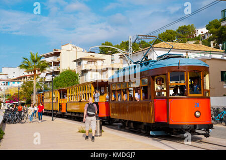 Ferrocarril de Soller, Straßenbahn zwischen Sóller und Port de Sóller, Carrer de la Marina, seaside Street, Port de Soller, Mallorca, Balearen, Spanien Stockfoto