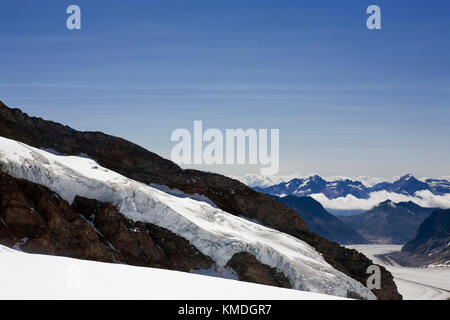 Der Aletschgletscher mit dem Konkordiaplatz unten in der Ferne und der Westflanke des Trugbergs, Jungfraujochs, Berner Alpen, Schweiz Stockfoto