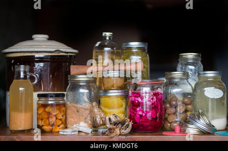 Gläser von fermentierten Gemüse werden angezeigt Stockfoto