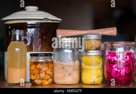 Gläser von fermentierten Gemüse werden angezeigt Stockfoto