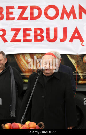 KRAKAU, POLEN - 20. DEZEMBER 2015: Kardinal Stanislaw Dziwisz am Heiligabend für Arme und Obdachlose auf dem Zentralmarkt in Krakau. Stockfoto