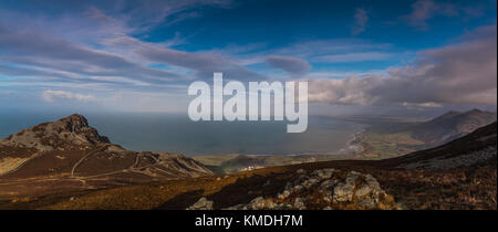 Der Blick vom Gipfel des yr eifl in Wales und schaut in Caernarfon und angelsey Stockfoto