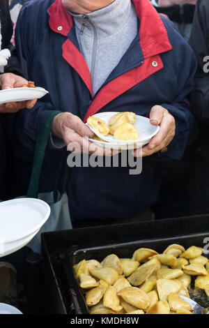 KRAKAU, POLEN - 20. DEZEMBER 2015: Heiligabend für Arme und Obdachlose auf dem Zentralmarkt in Krakau. Jedes Jahr bereitet die Gruppe Kostjuschko die vor Stockfoto