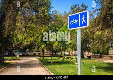 VALENCIA, Spanien - 16. Juni 2017: in einem öffentlichen Park, ein Schild zeigt einen Weg für Fahrräder und Fußgänger Stockfoto