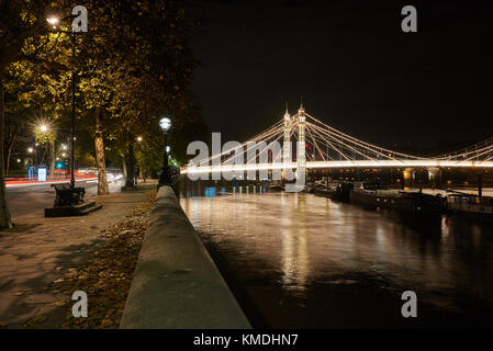 Albert Bridge in Chelsea Osten bei Nacht mit Chelsea Embankment Stockfoto