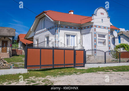 Brick House in Ugrin (oder uhryn), ein kleines Dorf in Chortkiv Rajon, Oblast Ternopil in der Ukraine Stockfoto