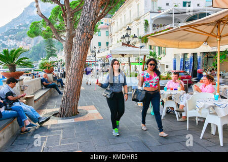 Amalfi, Italien, 30. September 2017: Junge Mädchen in Amalfi entfernt im Herbst, Amalfitana, Italien. Selektive konzentrieren. Schwerpunkt in Bewegung Stockfoto