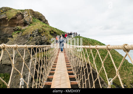 Besucher, die die berühmten "Carrick-a-Rede "Brücke an der Causeway Coast, nördliche Insel Stockfoto