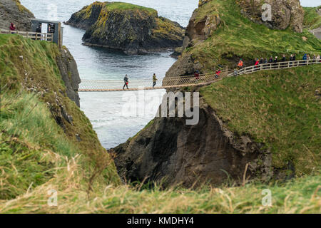 Besucher, die die berühmten "Carrick-a-Rede "Brücke an der Causeway Coast, nördliche Insel Stockfoto