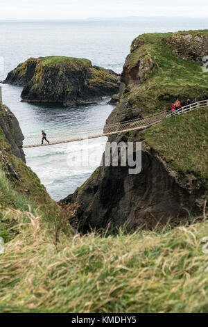 Besucher, die die berühmten "Carrick-a-Rede "Brücke an der Causeway Coast, nördliche Insel Stockfoto