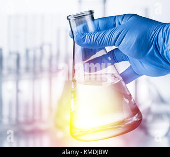 Labor Becher in der Analyst Hand in Kunststoff-Handschuh. Stockfoto