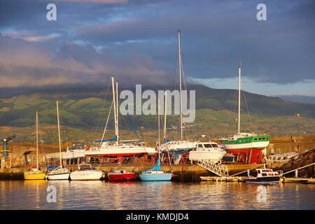 Boote und Schiffe im Hafen von Ponta Delgada auf Sao Miguel, Azoren Stockfoto