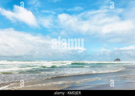 Einen atemberaubenden Blick auf den Pazifik Stadt Strand bei bewölktem Himmel mit Blick auf den Heuhaufen Felsen in der Ferne. Stockfoto