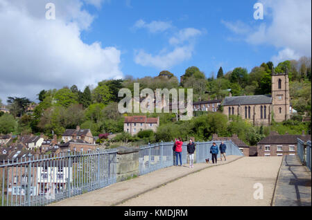 Menschen auf Iron Bridge & Tontine Hill, Ironbridge, Shropshire, England, Großbritannien im Frühjahr Stockfoto