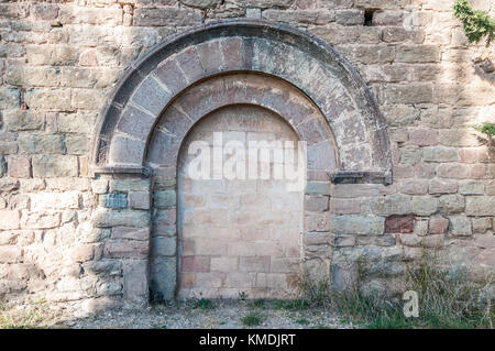 Klebeband Tür in der romanischen Kapelle Mare de Déu del Castell, in der Nähe der Burg, Balsareny Balsareny, Katalonien Stockfoto